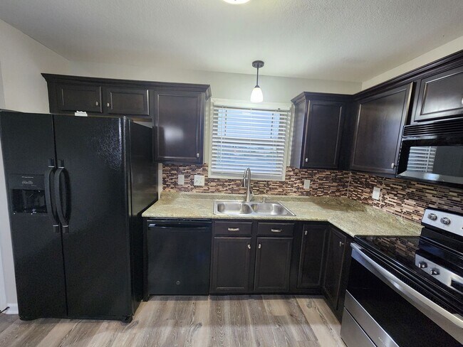 Building Photo - Beautiful Home Available Now!