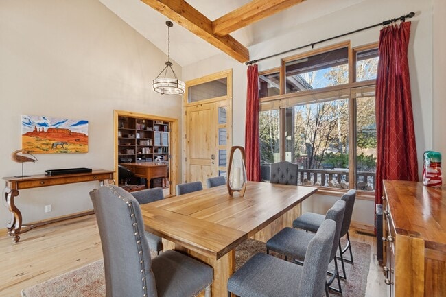 Building Photo - 6035 Mountain Ranch Dr