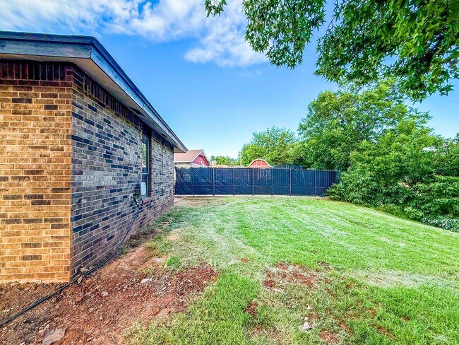 Building Photo - Beautifully Updated 4 Bedroom 2 Bathroom i...