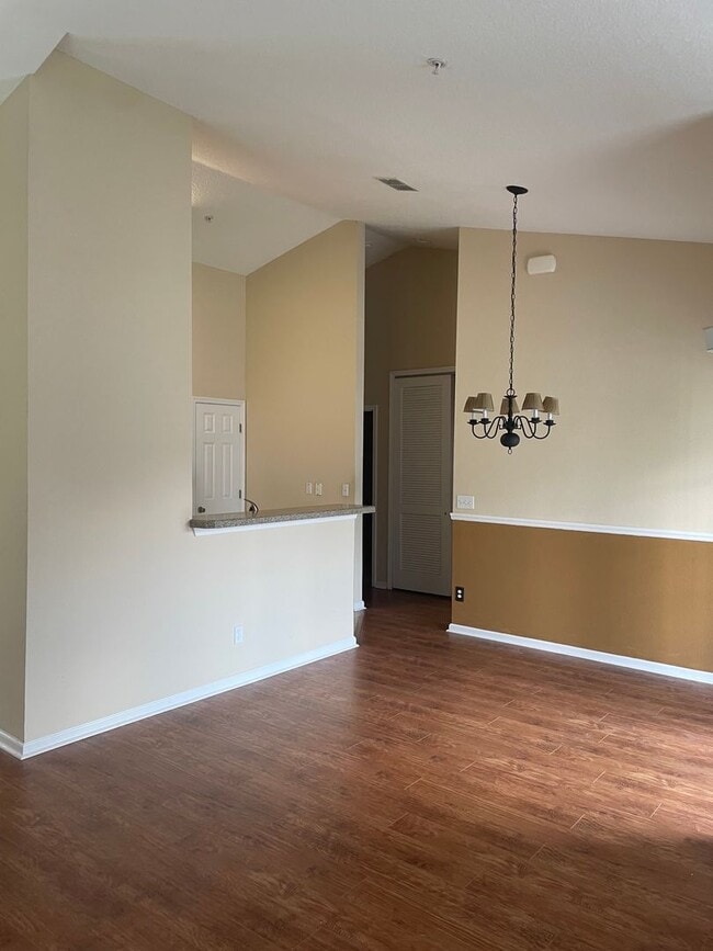 Building Photo - 2/2 Condo In Oakleaf Plantation!