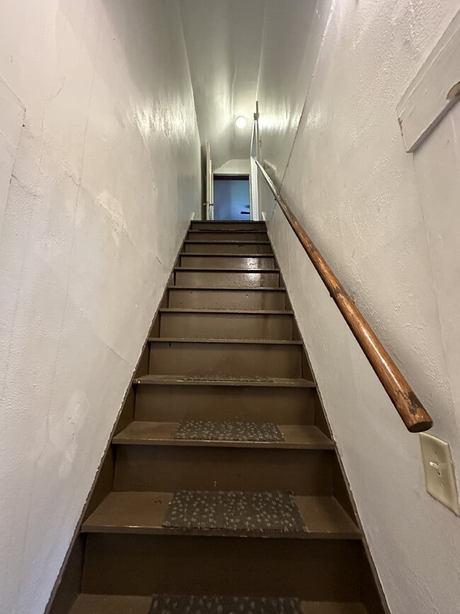 Building Photo - Awesome 3 bedroom 1 bath - available for J...