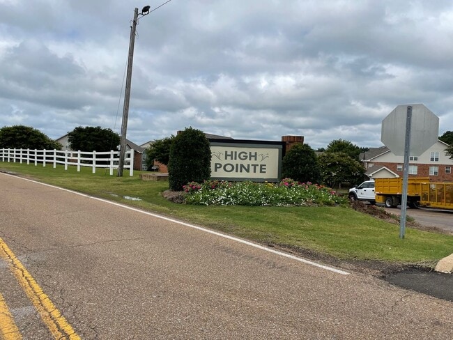 Building Photo - 1703 Highpointe