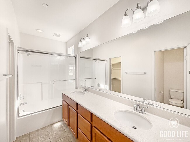 Building Photo - Beautiful 3B/3BA Townhome in Gated Communi...