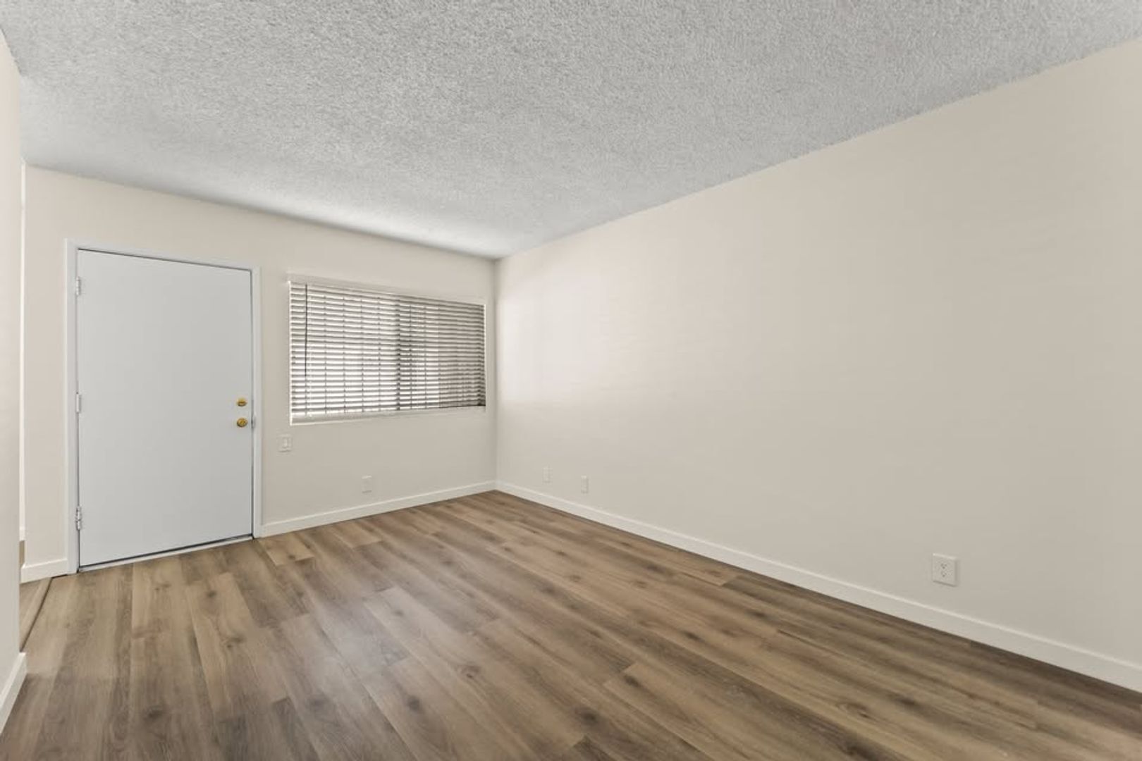 Building Photo - 862 W 84th St