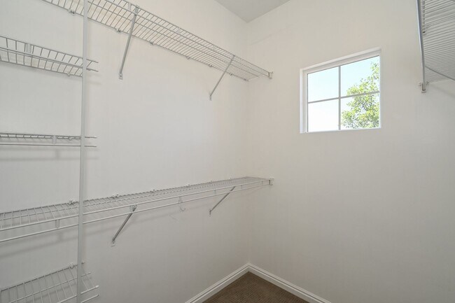 Building Photo - Stunning Row End Townhome In Excellent Loc...