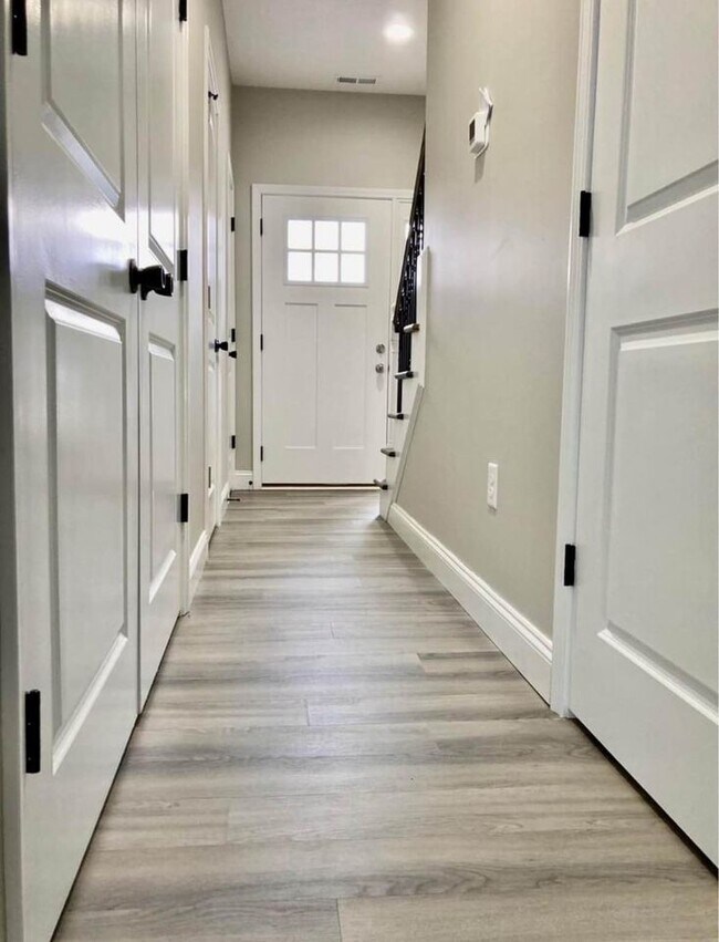 Building Photo - 1150 Maid Marian Ln