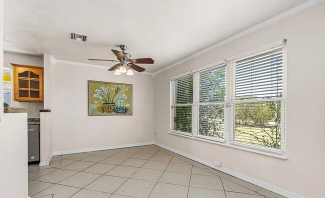 Building Photo - 863 Riverside Dr