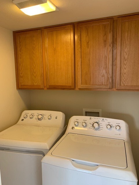 Building Photo - Spacious 2 Bedroom Upstairs Condo