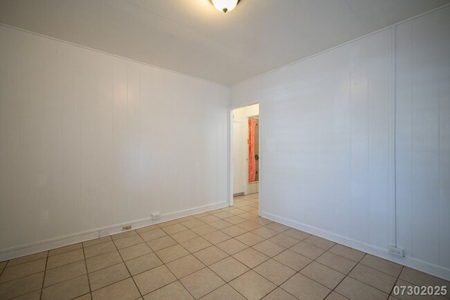 Building Photo - Conveniently Located Moi'ili'ili Apt. near...