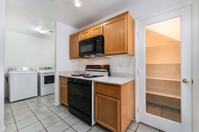 Building Photo - Move in now to this beautiful 2 story 3 bed 2.5 bath townhome near the Lakes area!