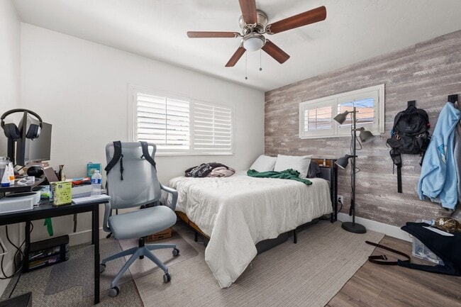 Building Photo - Private pool with canyon views!