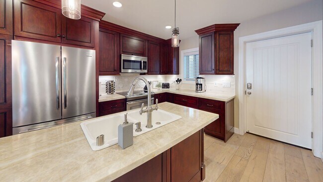 Building Photo - Great Location | Fully Furnished | Pool