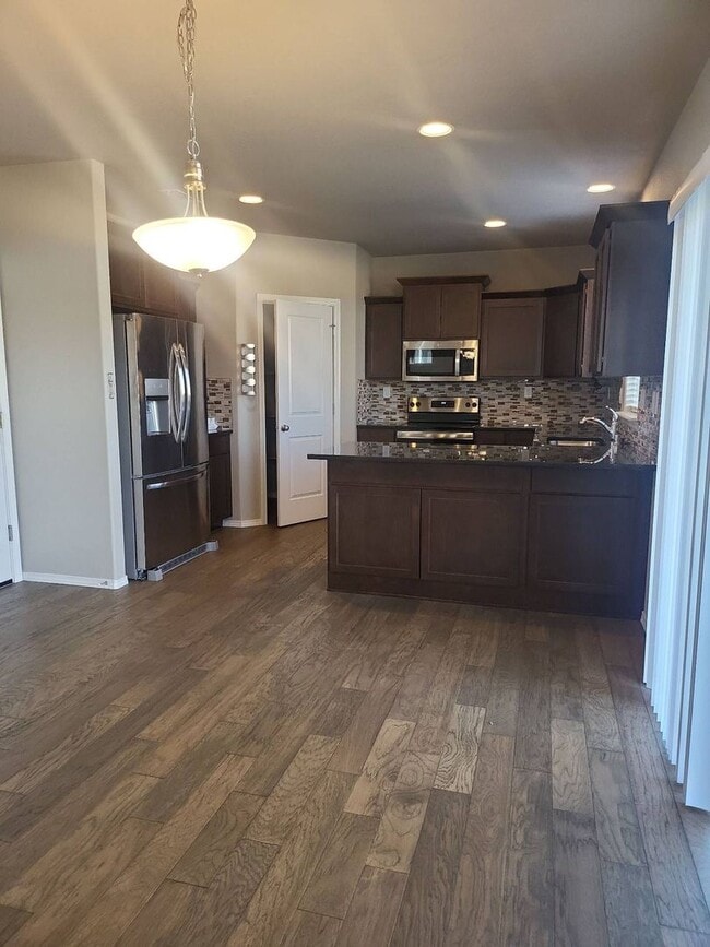 Building Photo - Beautiful 5 bedroom 3 bath home in Mae Val...