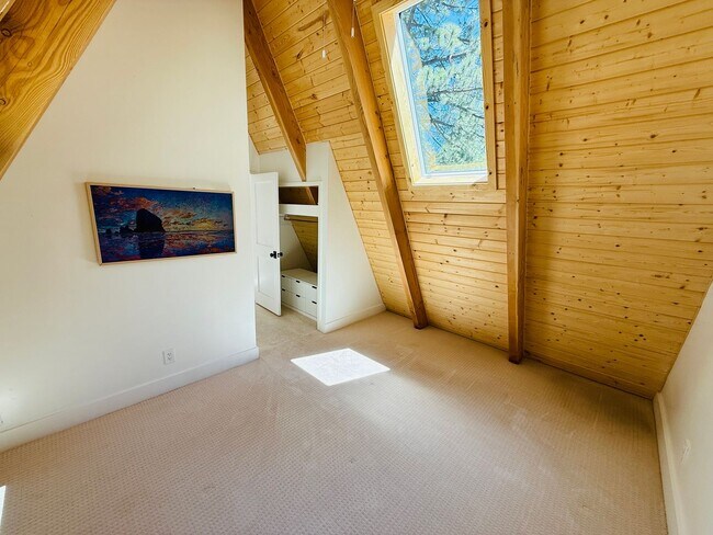 Building Photo - 3 bed 2 bath home for rent in South Lake Tahoe
