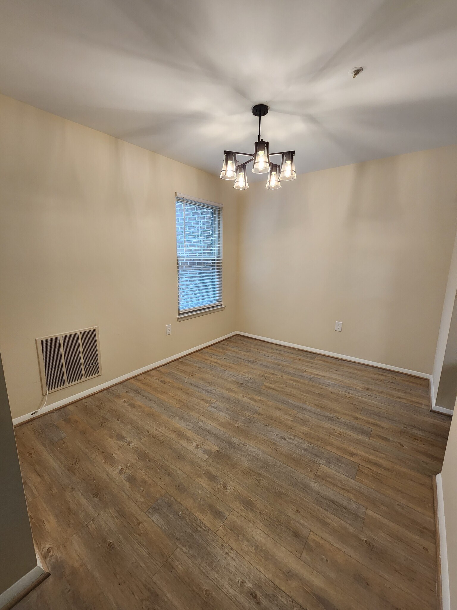 Engineering wood floor - 7908 Pearlbush Dr