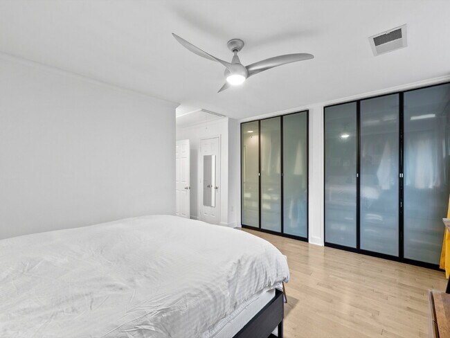 Building Photo - "Spacious 3-Bedroom Townhouse Retreat with...