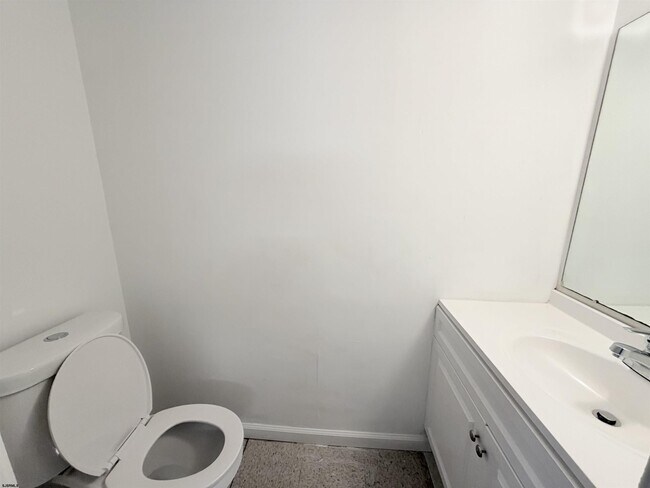 Building Photo - 53 Greenwich Dr