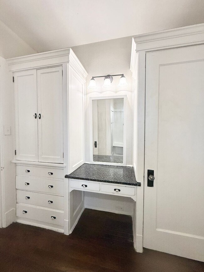 Building Photo - Unique Studio w/ Hardwoods in Small 1920's Complex