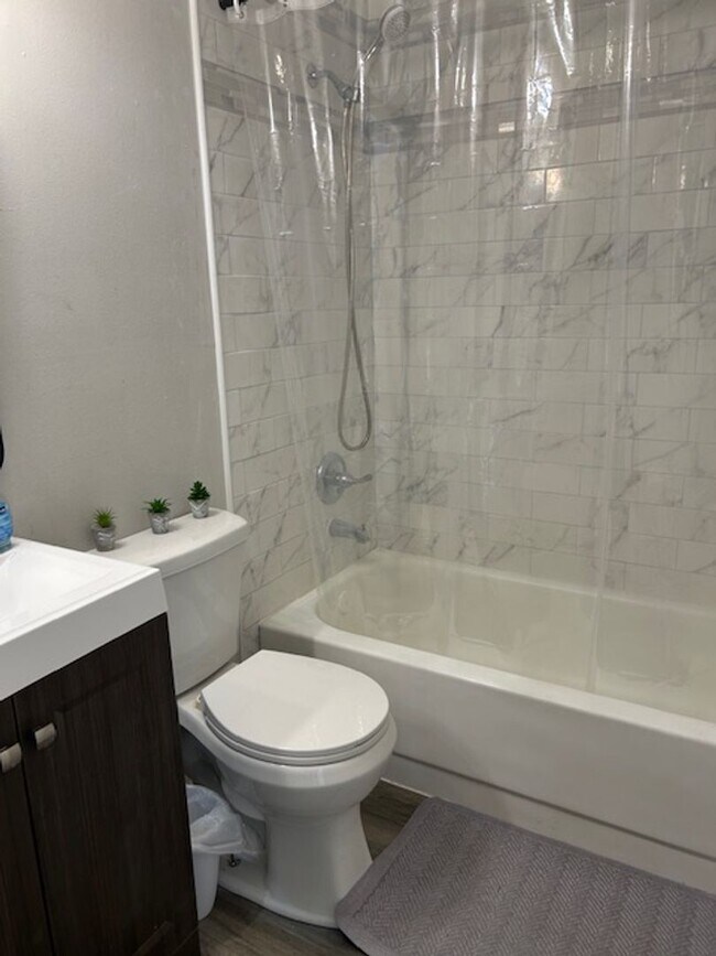 Building Photo - 3 bedroom, 2 bath home