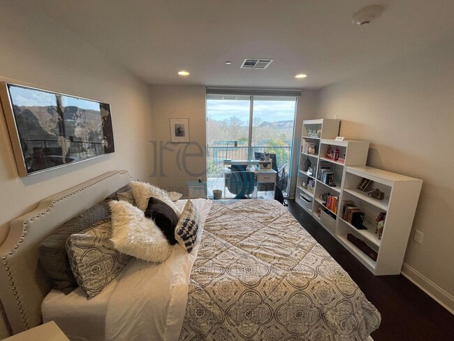 Building Photo - 2 BR 2 BA Luxury Condominium