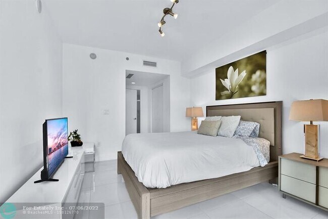 Building Photo - 475 Brickell Ave