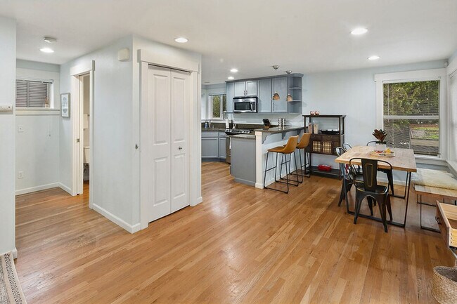 Building Photo - 1220 Aurora Ave N