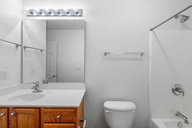 Building Photo - NW Brick Townhome, Granite Counter-Tops, Wood Floors, FP, Garage!