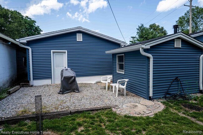 Building Photo - 7961 Lakeshore Rd