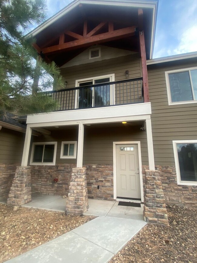 Building Photo - Stunning Ponderosa trails Home