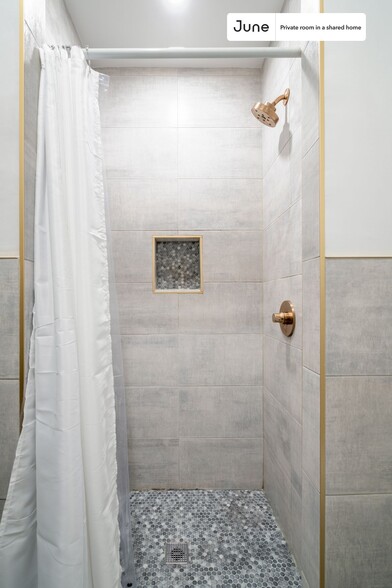 Building Photo - Private bedroom in 4 bed/2 bath Home