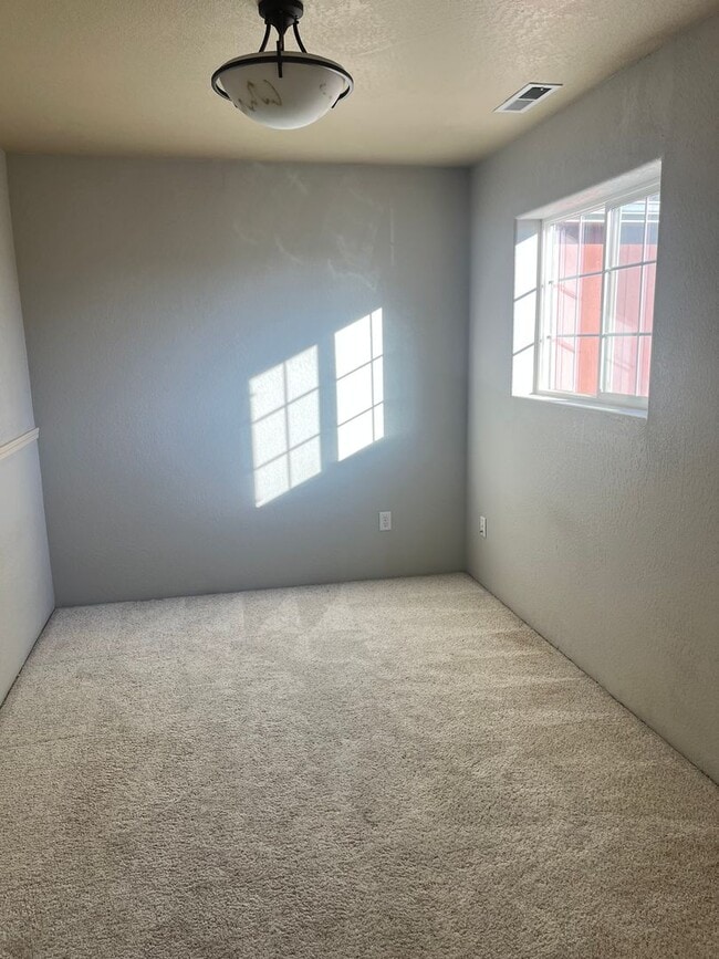 Building Photo - 2 Bedroom 2.5 Bath House