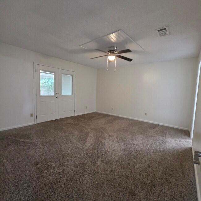 Building Photo - 130 Paloma Dr