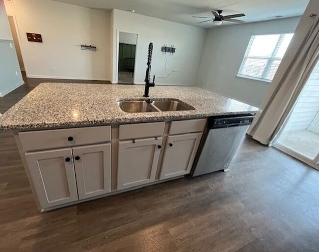 Building Photo - Stunning, Pet Friendly Home!