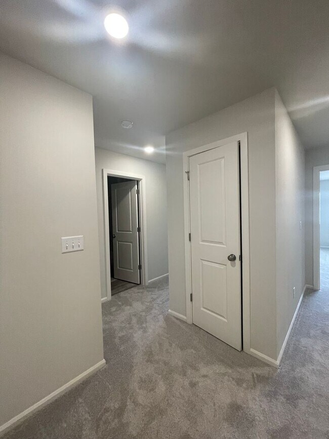 Building Photo - 4 bedrooms + BONUS ROOM And 2.5 baths Tumw...
