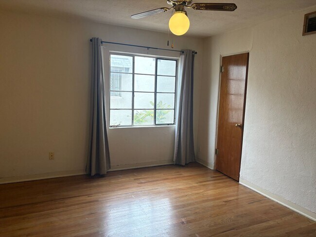Building Photo - 223 Solano Dr NE
