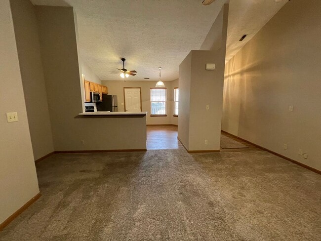 Building Photo - Beautiful 2 bedroom 2 bath duplex with 2 car garage