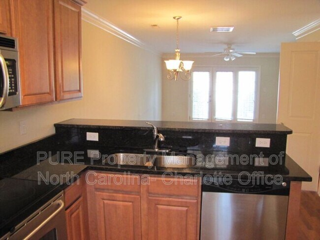 Building Photo - 1336 Green Oaks Ln