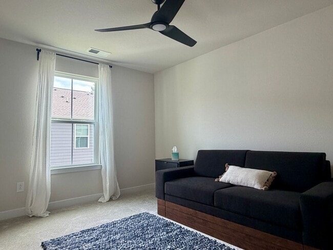 Building Photo - Stunning Townhome in the Heart of Chesapeake