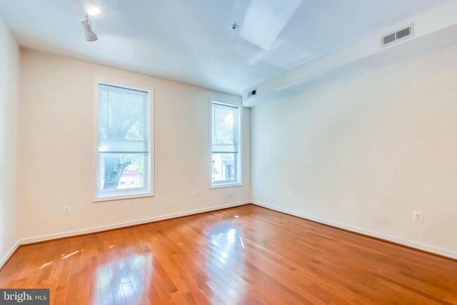 Building Photo - 910 S Charles St