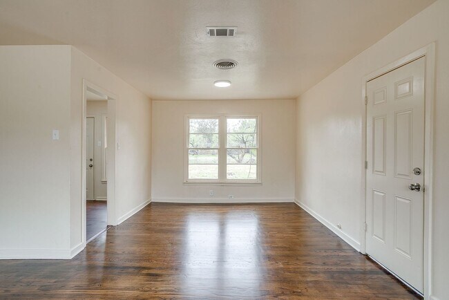 Building Photo - Ready for New Tenant- 3 Bedroom, 1.5 Bath in NRH- Birdville ISD- 76108