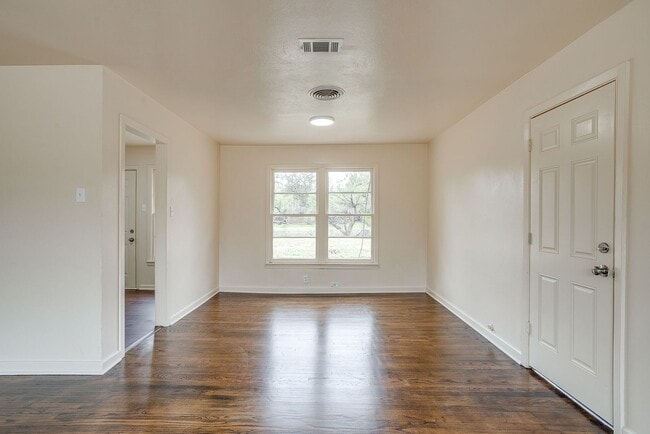 Building Photo - Ready for New Tenants- 3 Bedroom, 1.5 Bath in NRH- Birdville ISD- 76108