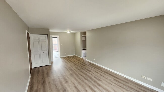 Building Photo - 400 Echo Ln