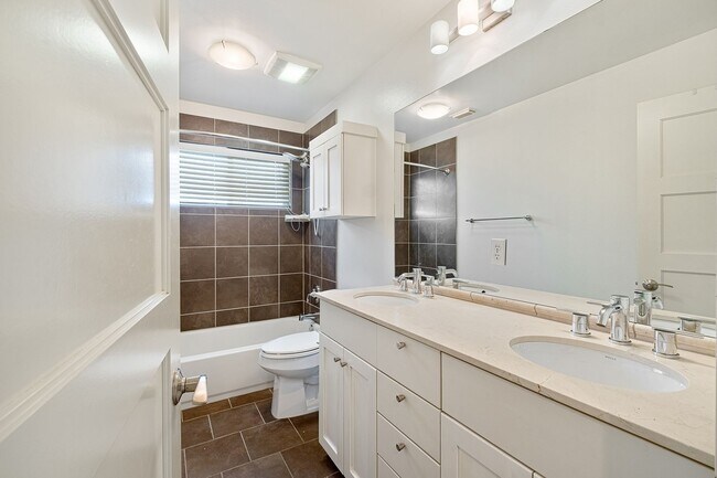 Building Photo - Beloved 3 Bedroom, 2.5 Bath Home in Brentwood