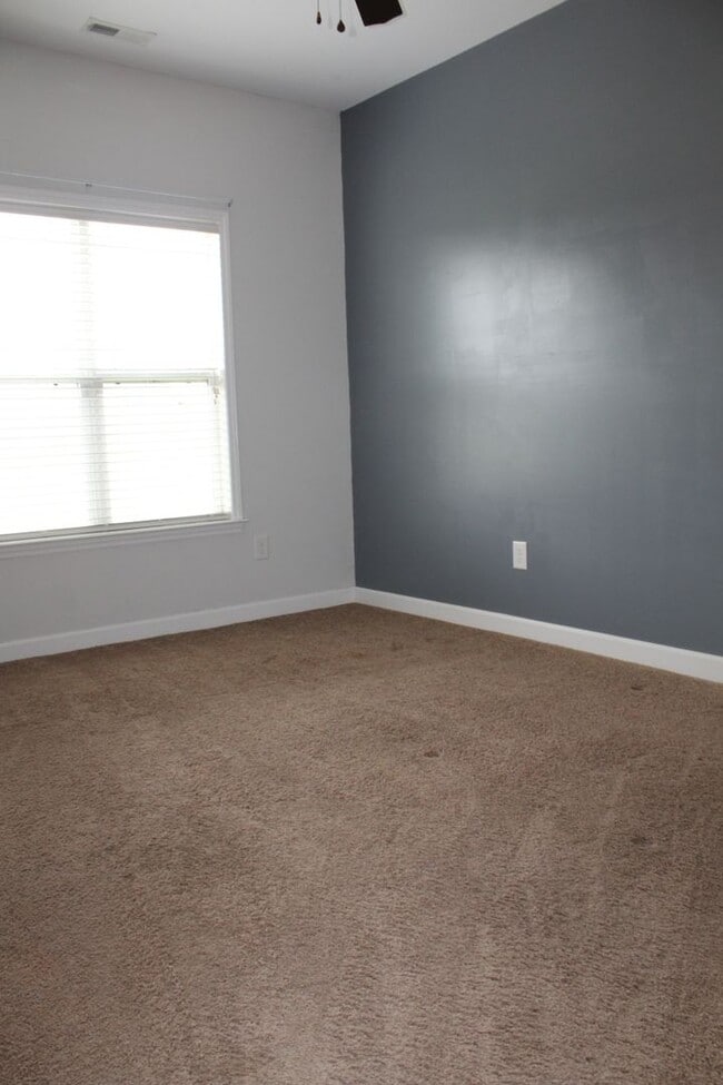 Building Photo - 107 Kenison Way
