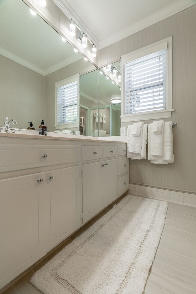 Building Photo - WHAT A VIEW!!! FULLY FURNISHED 5 BEDROOM & 4 BATH ON TOP OF MOUNT SEQUOYAH!!!