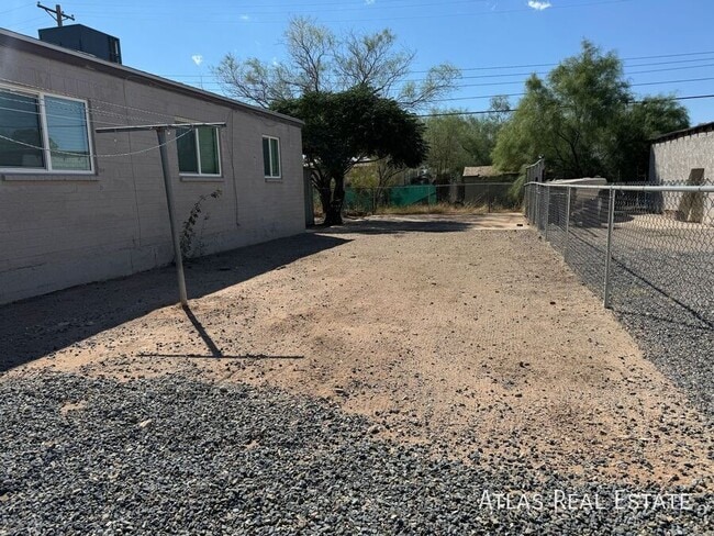 Building Photo - 2722 S Coconino Vista