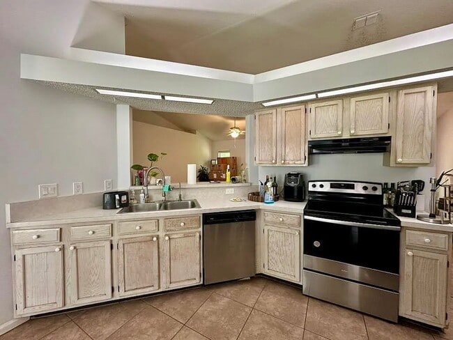 Building Photo - 2156 St Martins Dr W