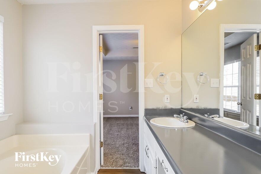 Building Photo - 80 Mountain Dr