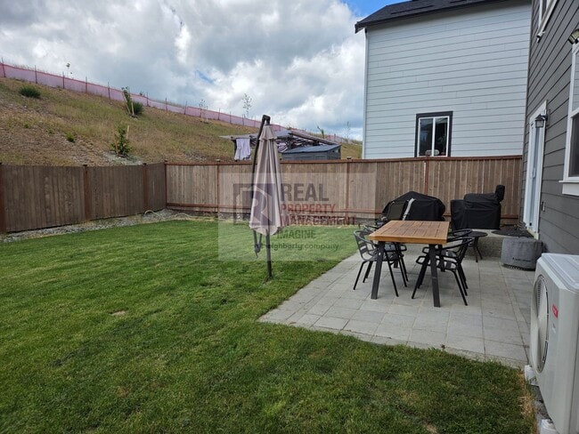 Building Photo - Check Out This Beautiful 4 Bedroom, 2.5 Bath Home!