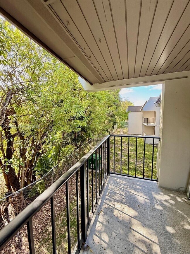 Building Photo - 10403 N Kendall Dr